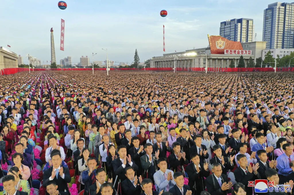 Severní Korea uspořádala na Kim Ir-senově náměstí v Pchjongjangu oslavy 75. výročí založení vládnoucí Korejské strany pracujících