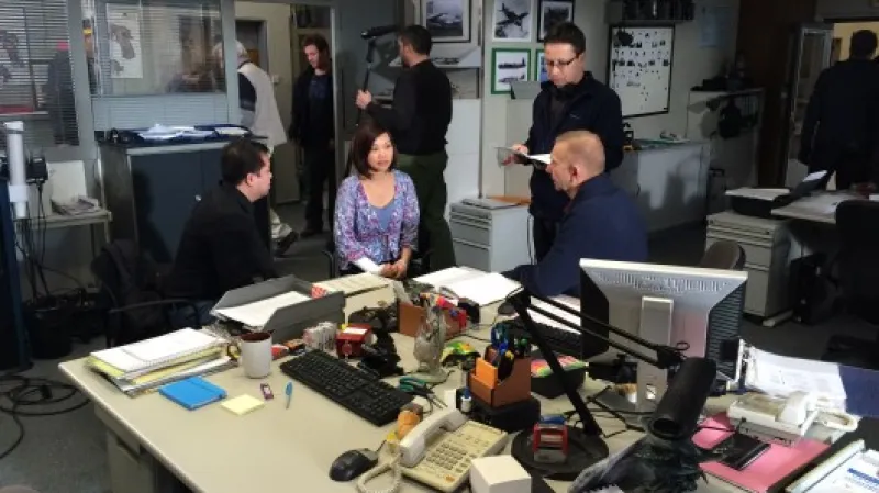 "Pojďme, natočíme," ozval se z vysílačky hlas pomocné režisérky. A jdeme na další obraz. Právě teď se Víťa Sršeň chystá na životní výslech. A budeme mluvit vietnamsky!