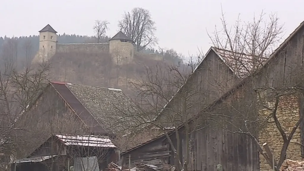 Tvrz nad vesnicí