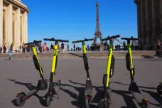 Paříž krotí „anarchii“ elektrokoloběžek. Omezí parkování, rychlost i jejich množství