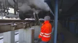 Železničáři odmrazují vozy parou
