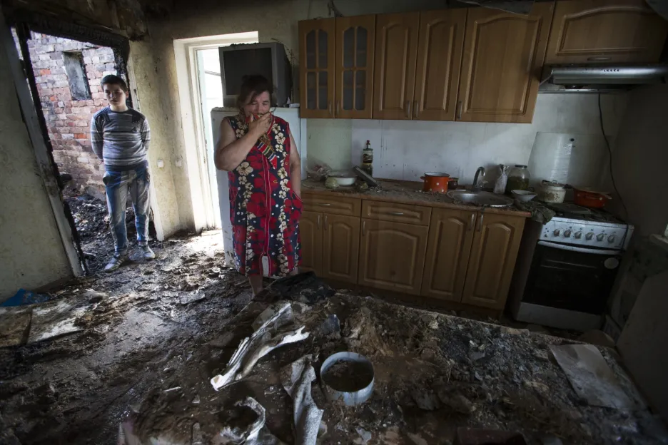 Как живут сейчас люди на украине. Люди живущие в разрушенных домах. Разрушенная квартира. Разрушенные Деревенские дома в Донбассе.