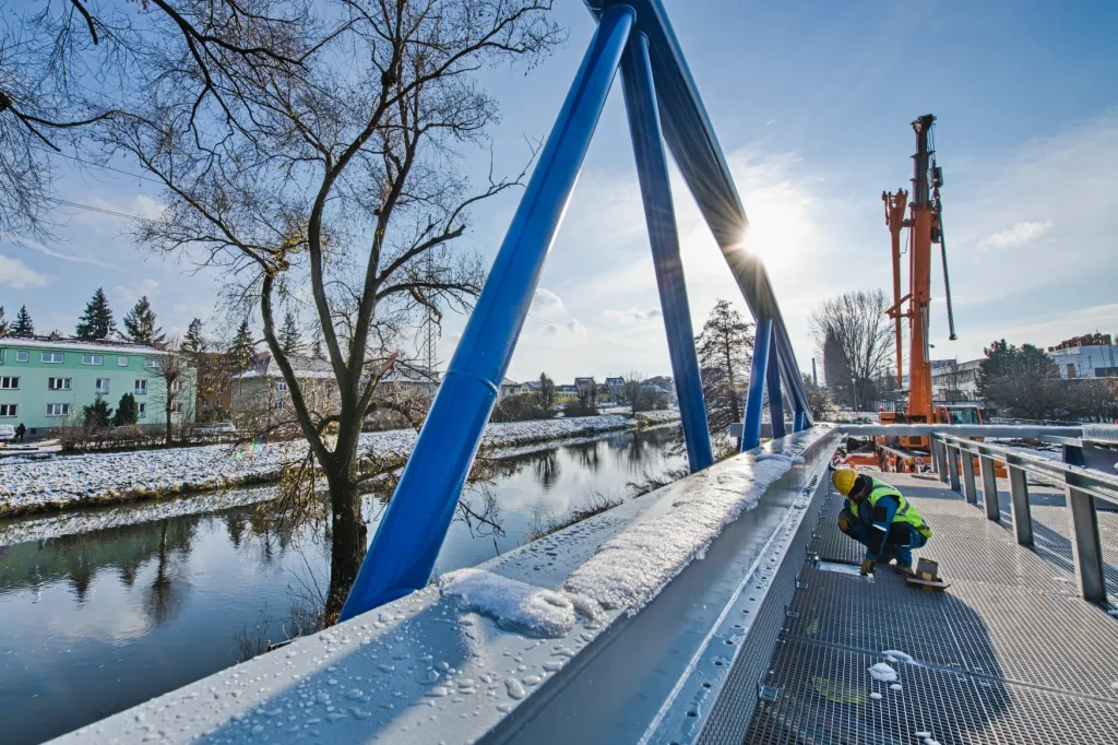 Stavbaři v Brně instalovali novou lávku přes řeku Svitavu