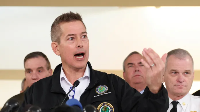 Ministr dopravy USA Sean Duffy předstupuje před média