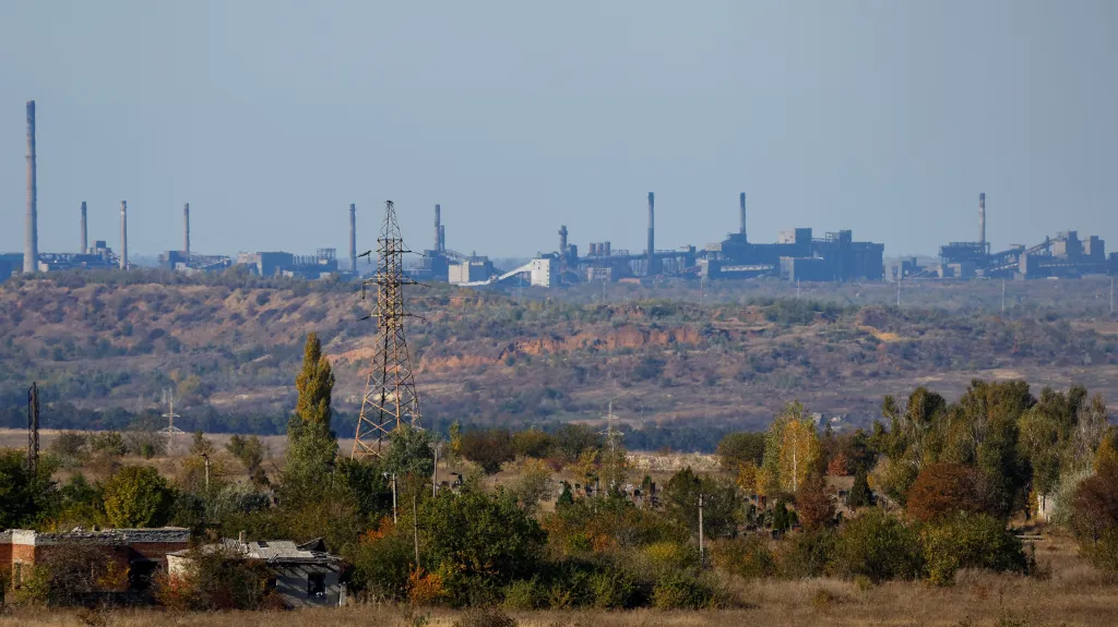 Pohled zdálky na továrnu v Avdijivce (snímek je z 18. října)