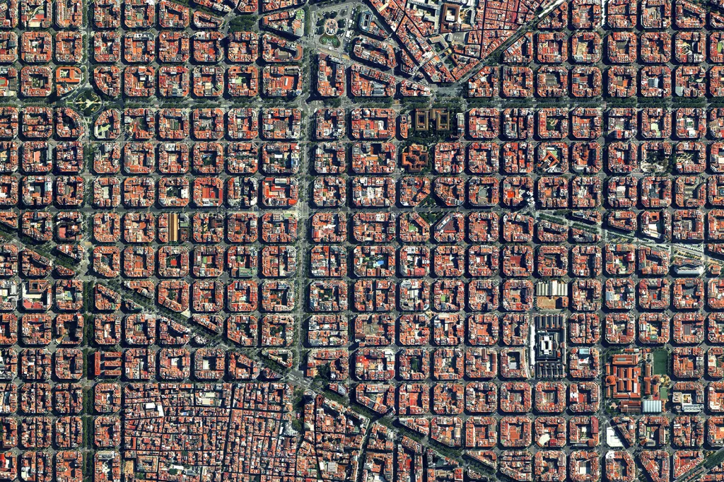 Zástavba v oblasti Eixample v Barceloně se vyznačuje přísným pravoúhlým vzorem a apartmány s komunálními dvory. Tento vizionářský design je dílem urbanisty Ildefonse Cerdy. Jeho plán zahrnuje široké ulice s úmyslem prosvětlit město, lépe větrat a vytvořit prostor pro krátkodobé parkování.
