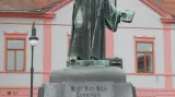 Mistr Jan Hus na pomníku v Lounech