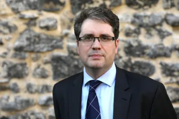 Odhalili tajné agenty s novičokem i chemické zbraně v Sýrii. Jak pracuje organizace Bellingcat? 