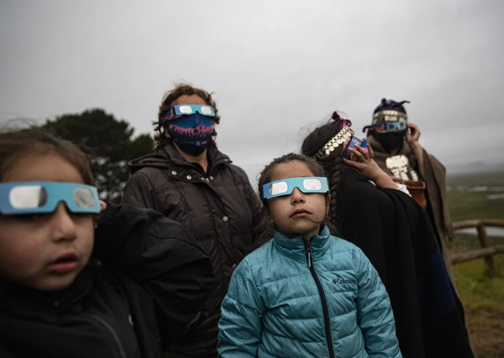 Lidé sledovali úplné zatmění Slunce 14. prosince 2020 v Piedra del Aguila v Argentině