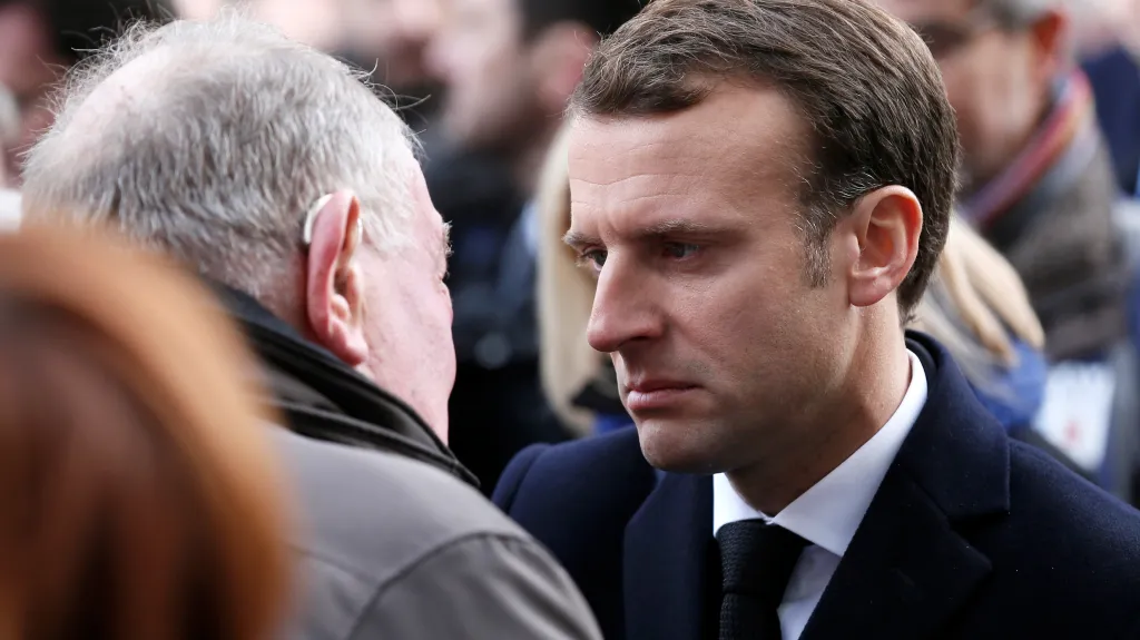 Prezident Macron s příbuznými obětí útoku