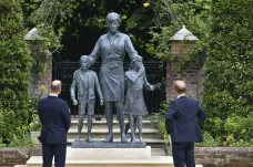 Nová socha princezny Diany v kensingtonských zahradách připomíná její charitativní činnost