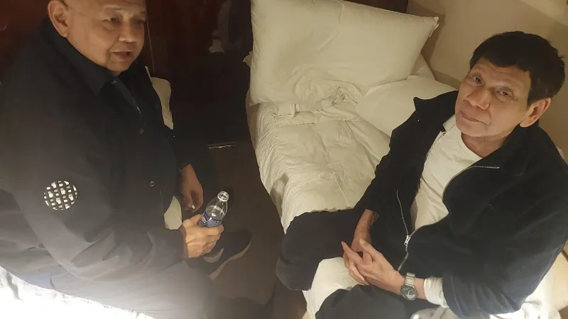 Rodrigo Duterte na palubě letadla do Haagu