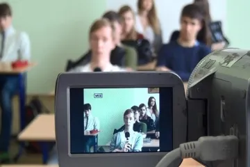 Studenti z Příbrami diskutují přes videokonferenci s vrstevníky ze světa