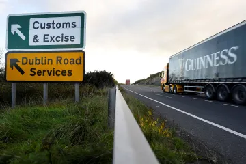Brexit se zastavil na irské hranici. A ustoupit zatím nechce ani Londýn, ani Brusel