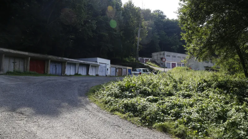 V jedné z těchto garáží v Ústí nad Labem - Střekově držel únosce 16letého chlapce a o tři roky mladší dívku.