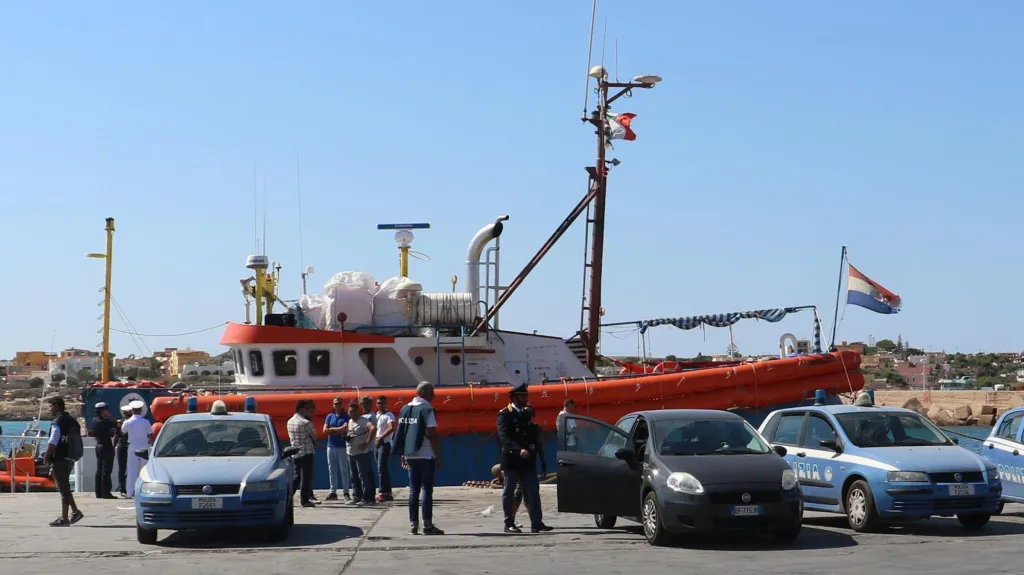 Italská policie prohledává loď Iuventa