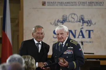 Senát ocenil dvanáct osobností. Stříbrnou medaili dostal generál Boček i cestovatel Zikmund