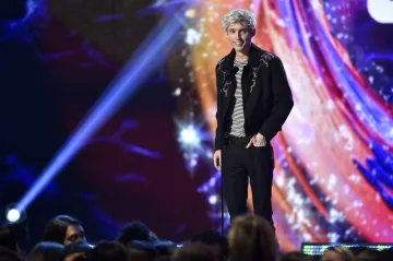 Recenze: Troye Sivan s deskou Bloom jenom kvete