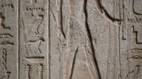 Reliéfní zobrazení boha Banebdžedeta na jedné ze stran sarkofágu