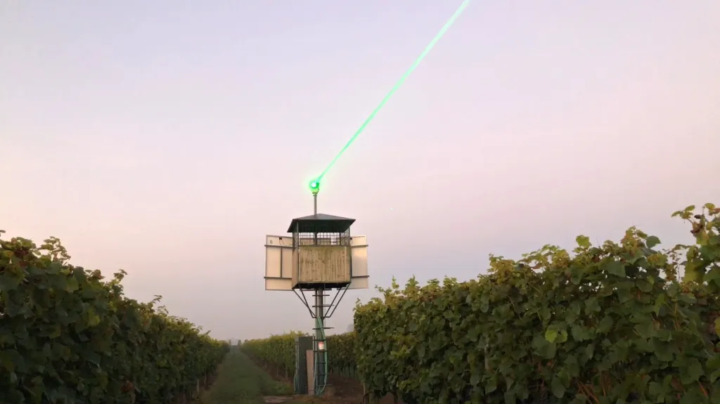 Světelné zařízení na plašení špačků