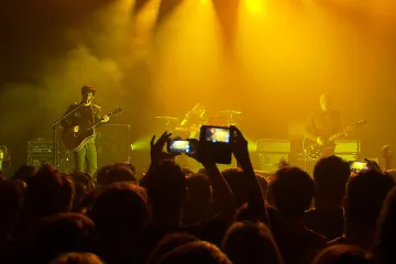 S kytarou v sajdkáře. Psychedelický gang Black Rebel Motorcycle Club zahrál v Praze