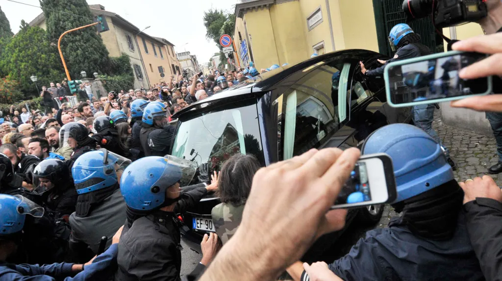 Priebkeho pohřeb zrušili kvůli protestům