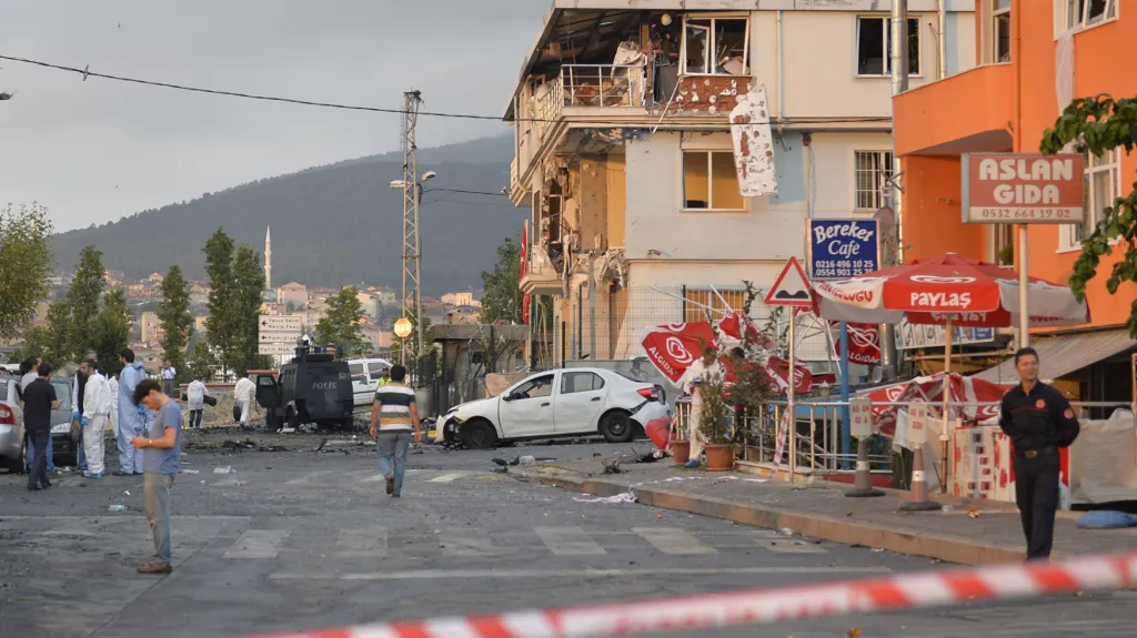 Následky atentátu na policejní stanici v istanbulské čtvrti Sultanbeyli