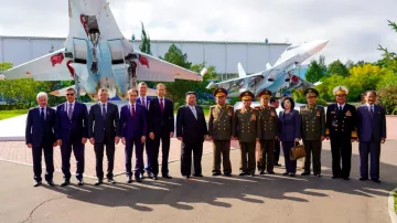 Kim Čong-un na návštěvě leteckého závodu v ruském Komsomolsku