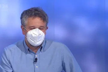 Jak trávit Vánoce v době covidu? Epidemiolog radí mít respirátor a sundat ho pouze při jídle