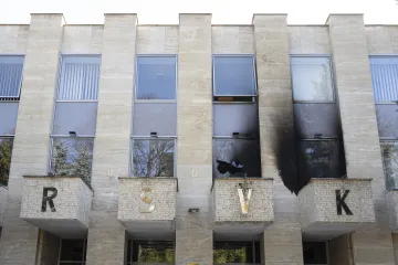 Policie zadržela podezřelého z útoku na Ruský dům, sám se přihlásil