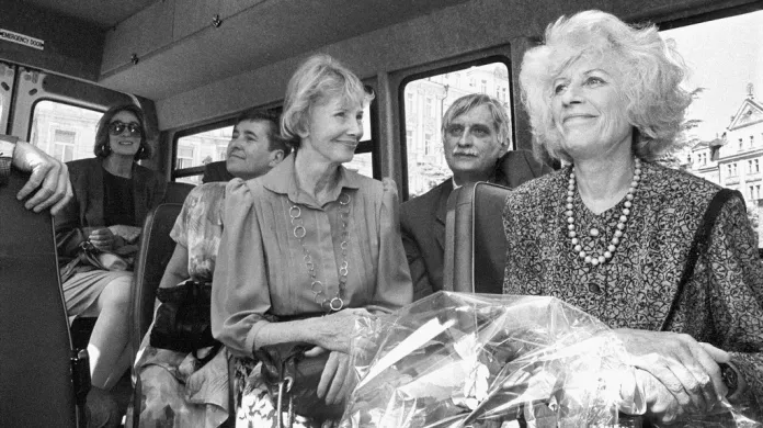 Dagmar Burešová (uprostřed), Jiri Dienstbier a Olga Havlova na archivním snímku z poč. 90. let