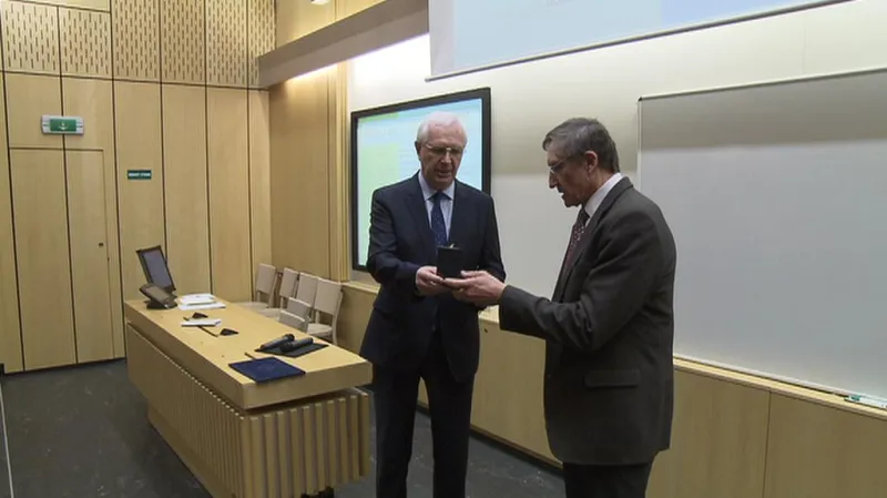 Profesor Karel Ulbrich přebírá oborovou medaili Jaroslava Heyrovského