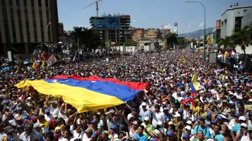 Příznivci opozice na demonstraci proti Madurově vládě v Caracasu.