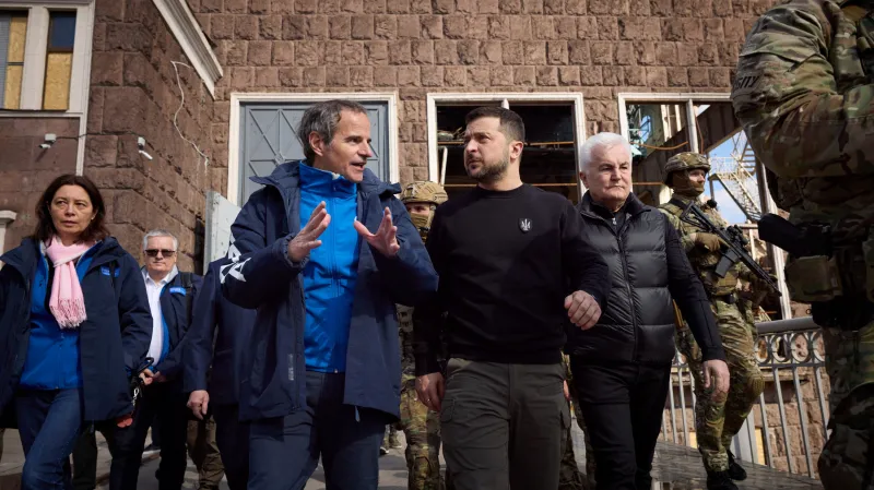 Šéf MAAE Rafael Grossi s ukrajinským prezidentem Volodymyrem Zelenským