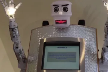 První robotický kněz na světě umí žehnat i citovat Bibli