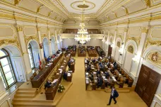Armáda může vyslat vojáky na Slovensko, rozhodla sněmovna. Opoziční návrhy odmítla