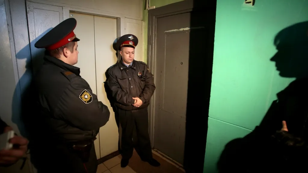 Ruská policie před bytem Sergeje Udalcova