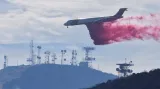 Zásah vzdušného tankeru Erickson MD-87 při požáru poblíž Santa Barbary v Kalifornii