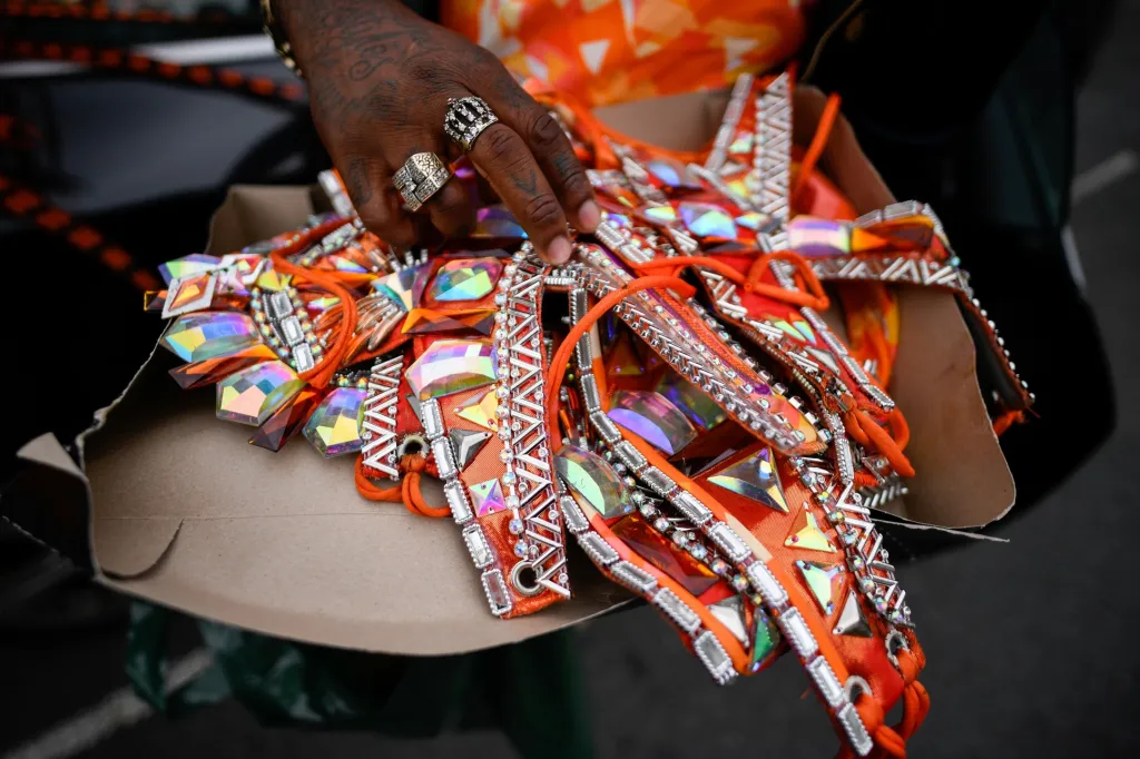 Karneval Notting Hill v Londýně se v roce 2021 nekoná. Z obav o šíření onemocnění covid-19 jeho přípravy přerušili samotní pořadatelé. Několik fanoušků se ale do londýnských ulic vydalo slavit