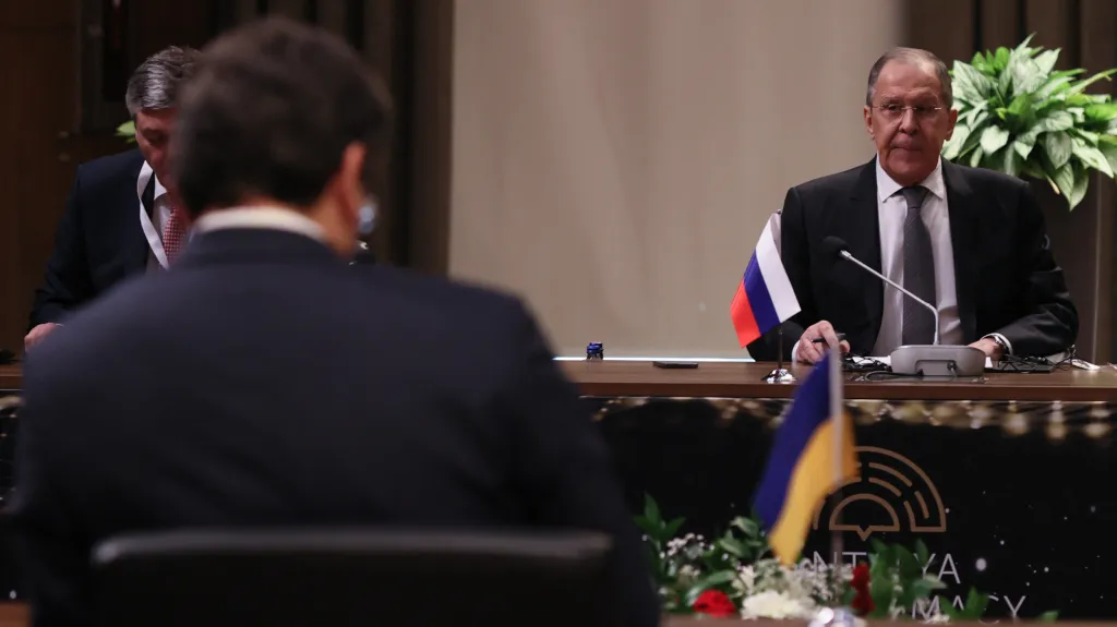 Ministr zahraničí Ukrajiny Dmytro Kuleba a jeho ruský protějšek Sergej Lavrov na jednání v Turecku