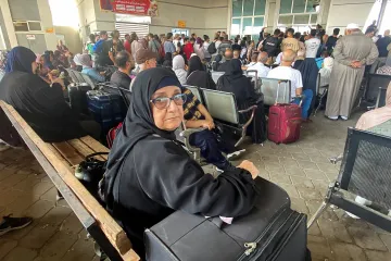 Z Pásma Gazy přejely do Egypta sanitky se zraněnými. Rafáh překročila první skupina cizinců