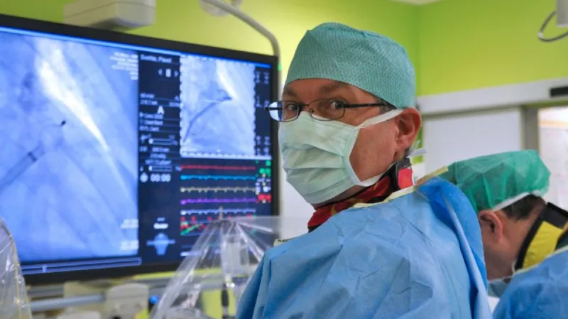 MUDr. Petr Kala při operaci