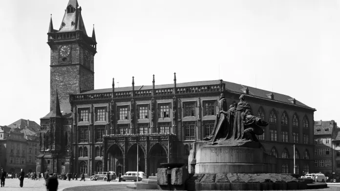 Staroměstská radnice a pomník mistra Jana Husa na Staroměstském náměstí