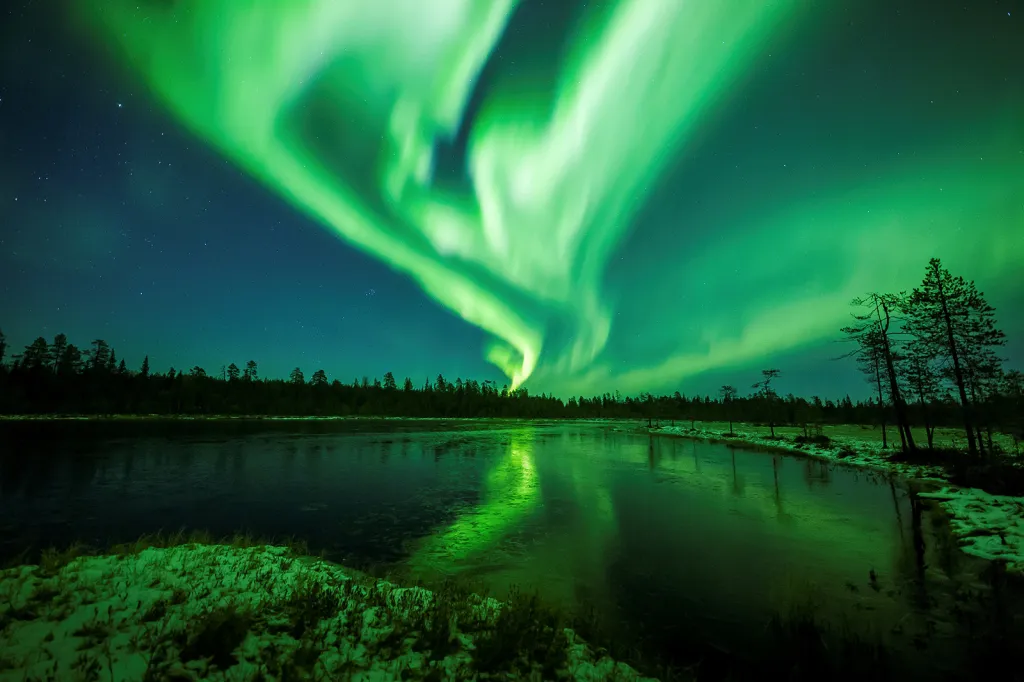 Aurora borealis (polární záře) na nebi u obce Rovaniemi v Laponsku, Finsko