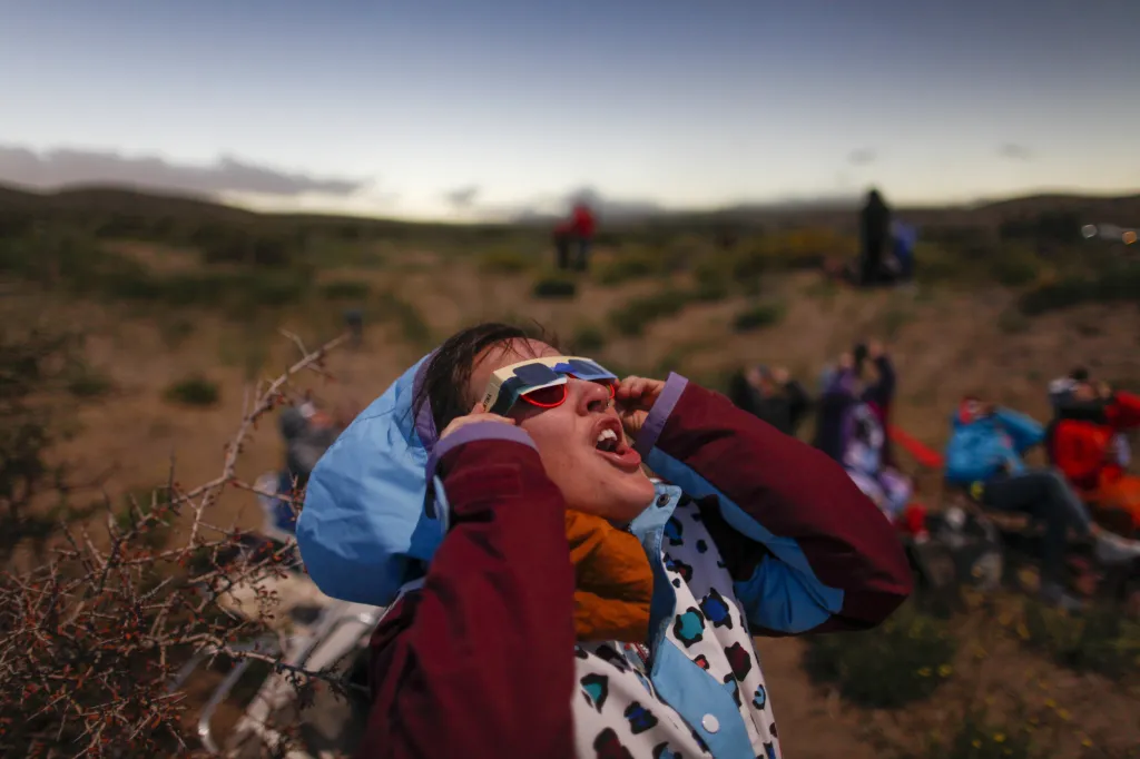 Lidé sledovali úplné zatmění Slunce 14. prosince 2020 v Piedra del Aguila v Argentině