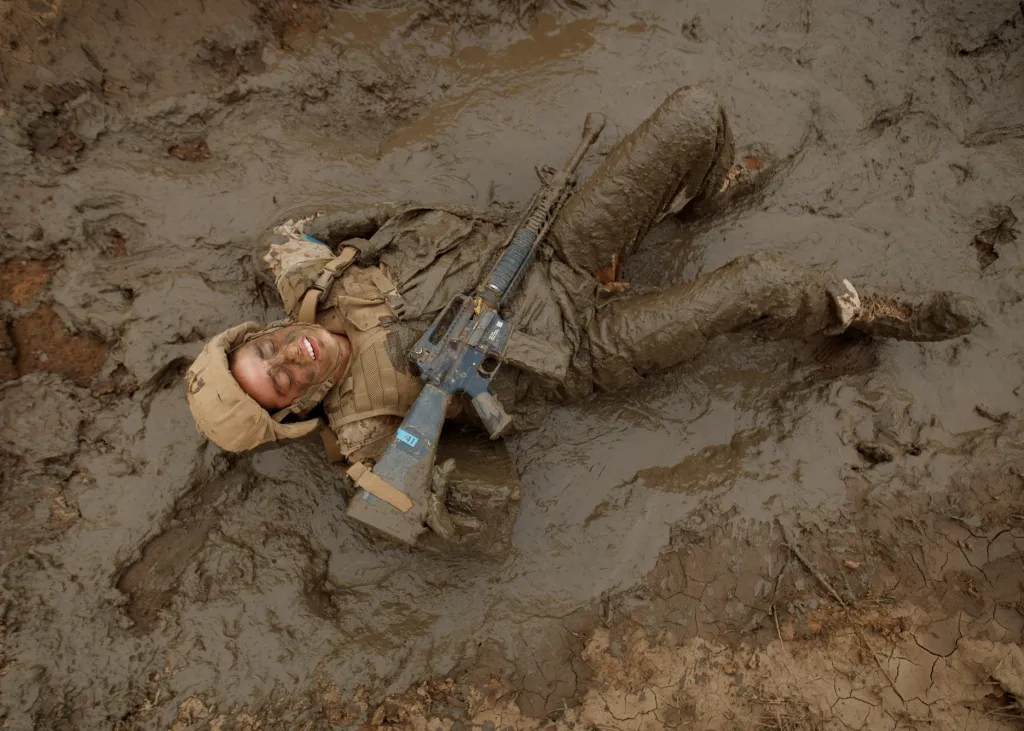 Americká armáda prolomila poslední genderové bariéry. Ženy procházejí tvrdým "mariňáckým" výcvikem, stejně jako muži, na námořní základně Pendleton v Kalifornii