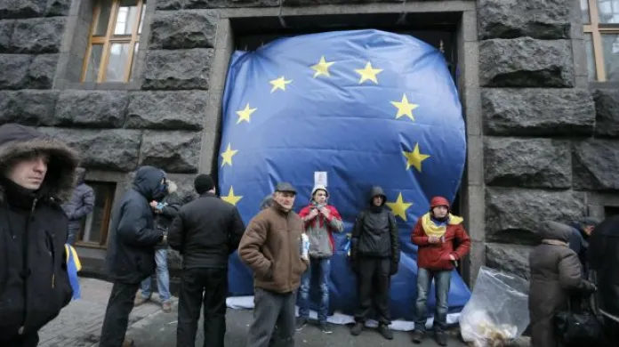 Události: Tisíce Ukrajinců zůstávají v ulicích