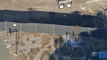 Demolici školy Sandy Hook chrání před zraky zvědavců plot