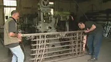 Kováři opravují kovové brány
