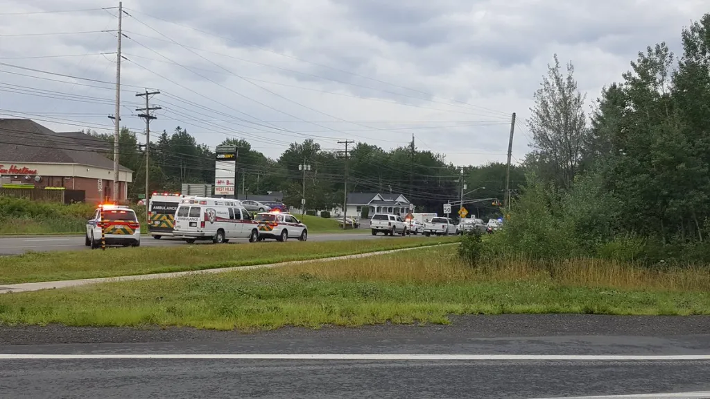 Záchranné složky na místě střelby ve Frederictonu